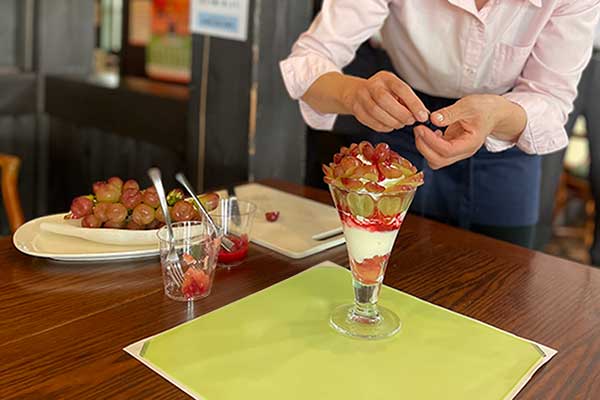 フルーツパフェ作り