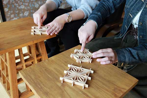 組子細工作りと館内見学